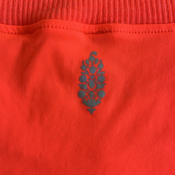 💘 FP MOVEMENT - THROWBACK CROPPED POCKET TANK ORANGE - Picture 5 of 7